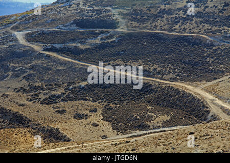 Rocky Feldweg in der Judäischen Wüste Wüste ab Mt gesehen. Scopus in Jerusalem, Israel mit Dunstige Berge im Hintergrund. Stockfoto