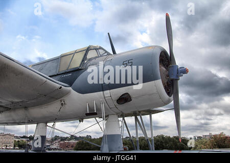 Vought Kingfisher Flugzeug auf Schlachtschiff North Carolina Stockfoto