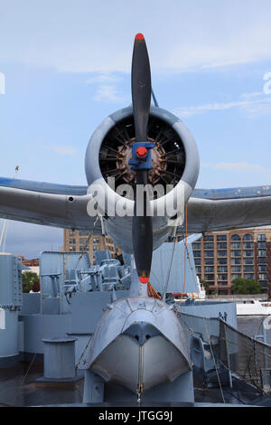 Vought Kingfisher Flugzeug auf Schlachtschiff North Carolina Stockfoto