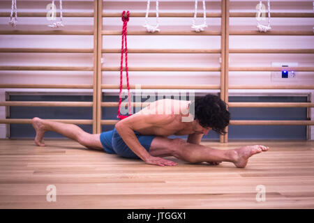 Männliche Yogalehrer tun teilt Gymnastik und Yoga Asanapraxis im Fitness-Studio Fitness Pilates-Studio. Stockfoto