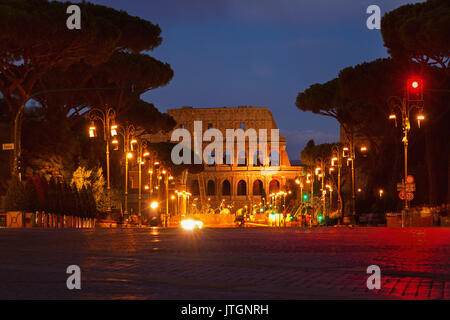 Blick auf das Kolosseum über die Straße in den Abend. Rom, Italien Stockfoto