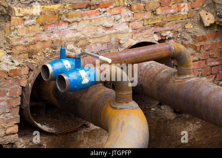 Geplante Reparaturen von kommunalen Schläuche. Ein Knoten mit Ventilen. Stockfoto