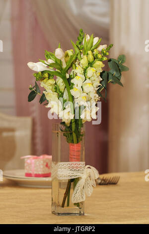 White Bouquet von wilden Blumen im Restaurant Hochzeit gewidmet Stockfoto