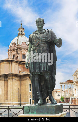 Bronzestatue des Kaisers Julius Caesar über Tempel der Venus Genetrix in Rom, Italien Stockfoto