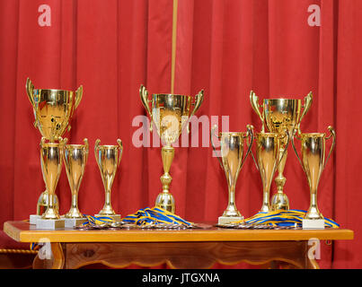 Viele Golden Award cups warten auf ihre Gewinner Stockfoto