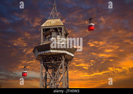 Das rote Kabel des in Barcelona. Der offizielle Name ist Transbordador Aeri del Port, aber oft ist es der "Teleferico de Montjuic" genannt. Stockfoto