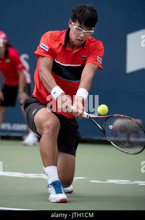 Montreal, Kanada. 8 Aug, 2017. Hyeon Chung von Südkorea gibt den Ball in der ersten Runde gegen Feliciano Lopez von Spanien in der Rogers Cup Turnier in Montreal, Kanada, am Aug 8, 2017. Credit: Andrew Soong/Xinhua/Alamy leben Nachrichten Stockfoto