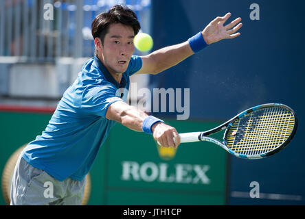 Montreal, Kanada. 8 Aug, 2017. Yuichi Sugita von Japan gibt den Ball in der ersten Runde gegen David Goffin von Belgien in der Rogers Cup Turnier in Montreal, Kanada, am Aug 8, 2017. Credit: Andrew Soong/Xinhua/Alamy leben Nachrichten Stockfoto