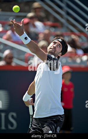 Montreal, Kanada. 8 Aug, 2017. Nikoloz Basilashvili Georgiens dient in der ersten Runde gegen Ernesto Escobedo der Vereinigten Staaten in der Rogers Cup Turnier in Montreal, Kanada, am Aug 8, 2017. Credit: Andrew Soong/Xinhua/Alamy leben Nachrichten Stockfoto