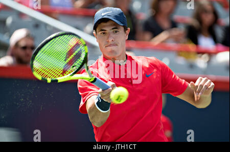 Montreal, Kanada. 8 Aug, 2017. Ernesto Escobedo der Vereinigten Staaten liefert den Ball in der ersten Runde gegen Nikoloz Basilashvili Georgiens in der Rogers Cup Turnier in Montreal, Kanada, am Aug 8, 2017. Credit: Andrew Soong/Xinhua/Alamy leben Nachrichten Stockfoto