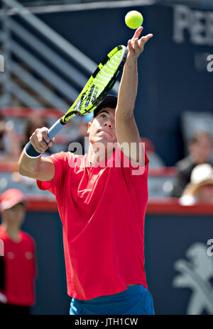 Montreal, Kanada. 8 Aug, 2017. Ernesto Escobedo der Vereinigten Staaten dient in der ersten Runde gegen Nikoloz Basilashvili Georgiens in der Rogers Cup Turnier in Montreal, Kanada, am Aug 8, 2017. Credit: Andrew Soong/Xinhua/Alamy leben Nachrichten Stockfoto