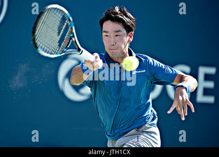 Montreal, Kanada. 8 Aug, 2017. Yuichi Sugita von Japan gibt den Ball in der ersten Runde gegen David Goffin von Belgien in der Rogers Cup Turnier in Montreal, Kanada, am Aug 8, 2017. Credit: Andrew Soong/Xinhua/Alamy leben Nachrichten Stockfoto