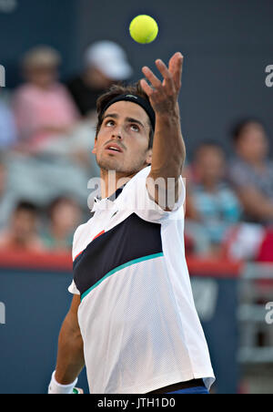 Montreal, Kanada. 8 Aug, 2017. Pierre-Hugues Herbert von Frankreich dient in der ersten Runde gegen Jack Socke der Vereinigten Staaten in der Rogers Cup Turnier in Montreal, Kanada, am Aug 8, 2017. Credit: Andrew Soong/Xinhua/Alamy leben Nachrichten Stockfoto