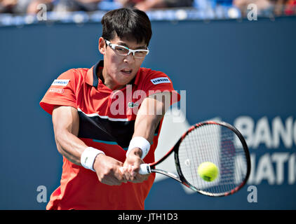 Montreal, Kanada. 8 Aug, 2017. Hyeon Chung von Südkorea gibt den Ball in der ersten Runde gegen Feliciano Lopez von Spanien in der Rogers Cup Turnier in Montreal, Kanada, am Aug 8, 2017. Credit: Andrew Soong/Xinhua/Alamy leben Nachrichten Stockfoto