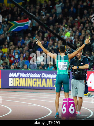 London, Großbritannien. 08 Aug, 2017. London, 08. August 2017. Wayde van Niekerk, Südafrika, feiert seine Welt Meisterschaft gewinnen laufen bei den Männern 400 m-Finale an Tag fünf der IAAF London 2017 Weltmeisterschaften am London Stadion. Credit: Paul Davey/Alamy leben Nachrichten Stockfoto