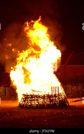 Belfast, Nordirland. 09 Aug, 2017. Eine Anti-Internment Lagerfeuer im Bereich Markets von Belfast verlief friedlich nach einem Tag oder Ausschreitungen am vorigen Tag, wenn die gleichen Lagerfeuer entfernt worden war. Belfast: UK: 09 AUG Credit: Mark Winter/Alamy leben Nachrichten Stockfoto