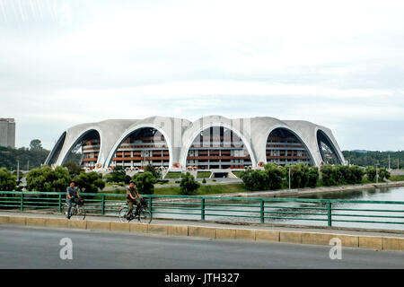 Pjöngjang Pjöngjang, China. 8 Aug, 2017. Pyongyang, North Korea-August 8 2017: (redaktionelle Verwendung. CHINA) Die Rungrado 1. Mai Stadion ist ein Fußballstadion in Pyongyang, Nordkorea, die am 1. Mai 1989 abgeschlossen. Es ist das größte Stadion der Welt mit einer Kapazität von insgesamt 114.000. Die Website nimmt eine Fläche von 20,7 Hektar (51 Morgen). Es ist nicht mit dem in der Nähe gelegenen 50.000 Kapazität Kim Il-sung Stadion verwirrt zu werden. Credit: SIPA Asien/ZUMA Draht/Alamy leben Nachrichten Stockfoto