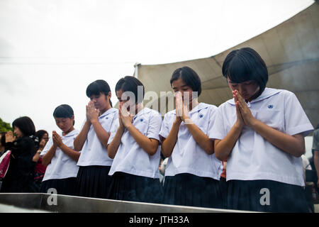 Nagasaki, Japan. 09 Aug, 2017. Mittwoch. 9 Aug, 2017. NAGASAKI, JAPAN - 9. AUGUST: Schüler beten für die Opfer der Atombombe vor der Nagasaki Peace Park in Nagasaki, südlichen Japan am Mittwoch, 9. August 2017. Japan markierte den 72. Jahrestag der Atombombe auf Nagasaki. (Foto: Richard Atrero de Guzman/LBA) Quelle: Lba Co.Ltd./Alamy leben Nachrichten Stockfoto