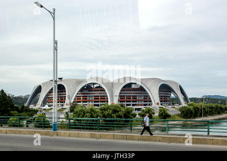 Pjöngjang Pjöngjang, China. 8 Aug, 2017. Pyongyang, North Korea-August 8 2017: (redaktionelle Verwendung. CHINA) Die Rungrado 1. Mai Stadion ist ein Fußballstadion in Pyongyang, Nordkorea, die am 1. Mai 1989 abgeschlossen. Es ist das größte Stadion der Welt mit einer Kapazität von insgesamt 114.000. Die Website nimmt eine Fläche von 20,7 Hektar (51 Morgen). Es ist nicht mit dem in der Nähe gelegenen 50.000 Kapazität Kim Il-sung Stadion verwirrt zu werden. Credit: SIPA Asien/ZUMA Draht/Alamy leben Nachrichten Stockfoto
