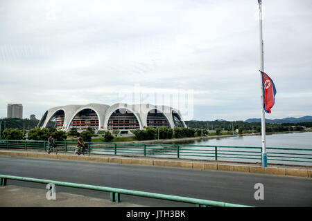 Pjöngjang Pjöngjang, China. 8 Aug, 2017. Pyongyang, North Korea-August 8 2017: (redaktionelle Verwendung. CHINA) Die Rungrado 1. Mai Stadion ist ein Fußballstadion in Pyongyang, Nordkorea, die am 1. Mai 1989 abgeschlossen. Es ist das größte Stadion der Welt mit einer Kapazität von insgesamt 114.000. Die Website nimmt eine Fläche von 20,7 Hektar (51 Morgen). Es ist nicht mit dem in der Nähe gelegenen 50.000 Kapazität Kim Il-sung Stadion verwirrt zu werden. Credit: SIPA Asien/ZUMA Draht/Alamy leben Nachrichten Stockfoto