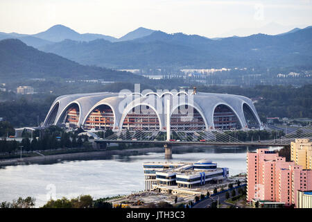 Pjöngjang Pjöngjang, China. 8 Aug, 2017. Pyongyang, North Korea-August 8 2017: (redaktionelle Verwendung. CHINA) Die Rungrado 1. Mai Stadion ist ein Fußballstadion in Pyongyang, Nordkorea, die am 1. Mai 1989 abgeschlossen. Es ist das größte Stadion der Welt mit einer Kapazität von insgesamt 114.000. Die Website nimmt eine Fläche von 20,7 Hektar (51 Morgen). Es ist nicht mit dem in der Nähe gelegenen 50.000 Kapazität Kim Il-sung Stadion verwirrt zu werden. Credit: SIPA Asien/ZUMA Draht/Alamy leben Nachrichten Stockfoto