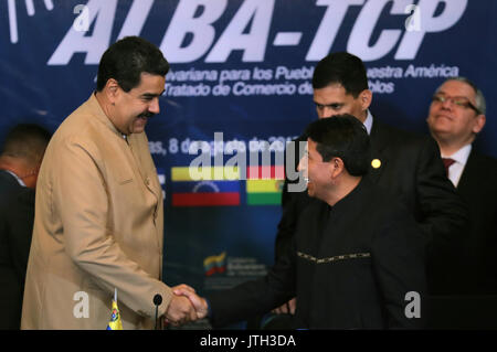 Caracas, Venezuela. 8 Aug, 2017. Bild von Venezuela Vorsitzes zeigt den venezolanischen Präsidenten Nicolas Maduro (L) die Hände schütteln mit ehemaligen bolivianischen Außenminister David Choquehuanca während der Bolivarischen Allianz für die Völker Unseres Amerikas (ALBA) treffen auf das venezolanische Außenministerium in Caracas, Venezuela, August 8, 2017. Credit: Venezuelas Vorsitz/Xinhua/Alamy leben Nachrichten Stockfoto