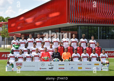 Bundesliga, offiziellen photocall VfB Stuttgart für die Saison 2017/18 in Stuttgart, Deutschland: (vordere Reihe L-R) Chadrac Akolo, Takuma Asano, Ebenezer Ofori, Jean Zimmer, Torhüter Ron-Robert Zieler, Torwart Mitch Mitchell Langerak, Torwart Jens Grahl, Ailton Silva Ferreira, Anastasios Donis, Julian Grün und Josip Brekalo; (mittlere Reihe L-R) Maskottchen Fritzle Orel Mangala, Berkay Oeczcan, Matthias Zimmermann, Tobias Werner, Assistant Coach Andreas Schumacher, Athletik coach Matthias Schiffers, torwarttrainer Marco Langner, Assistant Coach Miguel Moreira und Head Coach Hannes Wolf; (Zurück ro Stockfoto