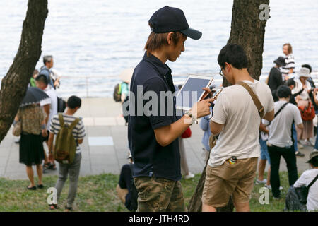 Yokohama, Japan. 9. August 2017. Menschen fangen Pokemon Figuren auf ihren Smartphones an einem der heißesten Tage des Sommers bei Pokemon GEHEN PARK in Yokohama Minatomirai am 9. August 2017, Yokohama, Japan. Hunderte von Pokemon GO app Fans versammelten sich in der speziellen Pokemon gehen Park, 2 km Bereich einschließlich spezielle PokeStops und PokemonGyms, Zeichen zu sammeln. Minatomirai hält eine jährliche Pokemon Veranstaltung einschließlich einer Parade von 1500 Pikachu durch die Gegend und dieses Jahr Pokemon gehen Sehenswürdigkeiten hinzugefügt hat. Pokemon gehen Park ist geöffnet vom 9. August bis 15. Credit: Rodrigo Reyes Marin/LBA/Alamy leben Nachrichten Stockfoto