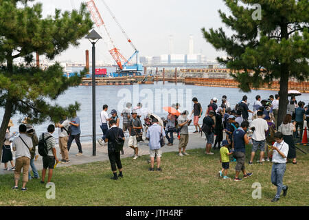 Yokohama, Japan. 9. August 2017. Menschen fangen Pokemon Figuren auf ihren Smartphones an einem der heißesten Tage des Sommers bei Pokemon GEHEN PARK in Yokohama Minatomirai am 9. August 2017, Yokohama, Japan. Hunderte von Pokemon GO app Fans versammelten sich in der speziellen Pokemon gehen Park, 2 km Bereich einschließlich spezielle PokeStops und PokemonGyms, Zeichen zu sammeln. Minatomirai hält eine jährliche Pokemon Veranstaltung einschließlich einer Parade von 1500 Pikachu durch die Gegend und dieses Jahr Pokemon gehen Sehenswürdigkeiten hinzugefügt hat. Pokemon gehen Park ist geöffnet vom 9. August bis 15. Credit: Rodrigo Reyes Marin/LBA/Alamy leben Nachrichten Stockfoto