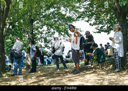 Yokohama, Japan. 9. August 2017. Menschen fangen Pokemon Figuren auf ihren Smartphones an einem der heißesten Tage des Sommers bei Pokemon GEHEN PARK in Yokohama Minatomirai am 9. August 2017, Yokohama, Japan. Hunderte von Pokemon GO app Fans versammelten sich in der speziellen Pokemon gehen Park, 2 km Bereich einschließlich spezielle PokeStops und PokemonGyms, Zeichen zu sammeln. Minatomirai hält eine jährliche Pokemon Veranstaltung einschließlich einer Parade von 1500 Pikachu durch die Gegend und dieses Jahr Pokemon gehen Sehenswürdigkeiten hinzugefügt hat. Pokemon gehen Park ist geöffnet vom 9. August bis 15. Credit: Rodrigo Reyes Marin/LBA/Alamy leben Nachrichten Stockfoto