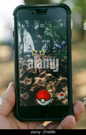 Yokohama, Japan. 9. August 2017. Ein Smartphone Bildschirm zeigt Mobile ''Pokemon Gehen'' Spiel bei Pokemon GEHEN PARK in Yokohama Minatomirai am 9. August 2017, Yokohama, Japan. Hunderte von Pokemon GO app Fans versammelten sich in der speziellen Pokemon gehen Park, 2 km Bereich einschließlich spezielle PokeStops und PokemonGyms, Zeichen zu sammeln. Minatomirai hält eine jährliche Pokemon Veranstaltung einschließlich einer Parade von 1500 Pikachu durch die Gegend und dieses Jahr Pokemon gehen Sehenswürdigkeiten hinzugefügt hat. Pokemon gehen Park ist geöffnet vom 9. August bis 15. Credit: Rodrigo Reyes Marin/LBA/Alamy leben Nachrichten Stockfoto