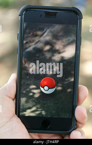 Yokohama, Japan. 9. August 2017. Ein Smartphone Bildschirm zeigt Mobile ''Pokemon Gehen'' Spiel bei Pokemon GEHEN PARK in Yokohama Minatomirai am 9. August 2017, Yokohama, Japan. Hunderte von Pokemon GO app Fans versammelten sich in der speziellen Pokemon gehen Park, 2 km Bereich einschließlich spezielle PokeStops und PokemonGyms, Zeichen zu sammeln. Minatomirai hält eine jährliche Pokemon Veranstaltung einschließlich einer Parade von 1500 Pikachu durch die Gegend und dieses Jahr Pokemon gehen Sehenswürdigkeiten hinzugefügt hat. Pokemon gehen Park ist geöffnet vom 9. August bis 15. Credit: Rodrigo Reyes Marin/LBA/Alamy leben Nachrichten Stockfoto