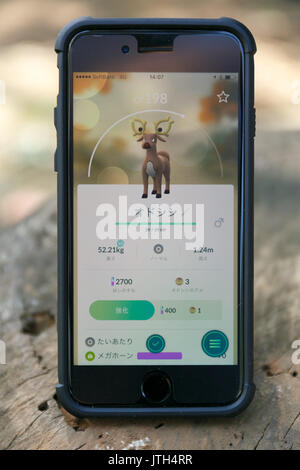 Yokohama, Japan. 9. August 2017. Ein Smartphone Bildschirm zeigt Mobile ''Pokemon Gehen'' Spiel bei Pokemon GEHEN PARK in Yokohama Minatomirai am 9. August 2017, Yokohama, Japan. Hunderte von Pokemon GO app Fans versammelten sich in der speziellen Pokemon gehen Park, 2 km Bereich einschließlich spezielle PokeStops und PokemonGyms, Zeichen zu sammeln. Minatomirai hält eine jährliche Pokemon Veranstaltung einschließlich einer Parade von 1500 Pikachu durch die Gegend und dieses Jahr Pokemon gehen Sehenswürdigkeiten hinzugefügt hat. Pokemon gehen Park ist geöffnet vom 9. August bis 15. Credit: Rodrigo Reyes Marin/LBA/Alamy leben Nachrichten Stockfoto