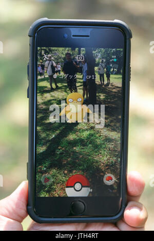 Yokohama, Japan. 9. August 2017. Ein Smartphone Bildschirm zeigt Mobile ''Pokemon Gehen'' Spiel bei Pokemon GEHEN PARK in Yokohama Minatomirai am 9. August 2017, Yokohama, Japan. Hunderte von Pokemon GO app Fans versammelten sich in der speziellen Pokemon gehen Park, 2 km Bereich einschließlich spezielle PokeStops und PokemonGyms, Zeichen zu sammeln. Minatomirai hält eine jährliche Pokemon Veranstaltung einschließlich einer Parade von 1500 Pikachu durch die Gegend und dieses Jahr Pokemon gehen Sehenswürdigkeiten hinzugefügt hat. Pokemon gehen Park ist geöffnet vom 9. August bis 15. Credit: Rodrigo Reyes Marin/LBA/Alamy leben Nachrichten Stockfoto