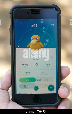 Yokohama, Japan. 9. August 2017. Ein Smartphone Bildschirm zeigt Mobile ''Pokemon Gehen'' Spiel bei Pokemon GEHEN PARK in Yokohama Minatomirai am 9. August 2017, Yokohama, Japan. Hunderte von Pokemon GO app Fans versammelten sich in der speziellen Pokemon gehen Park, 2 km Bereich einschließlich spezielle PokeStops und PokemonGyms, Zeichen zu sammeln. Minatomirai hält eine jährliche Pokemon Veranstaltung einschließlich einer Parade von 1500 Pikachu durch die Gegend und dieses Jahr Pokemon gehen Sehenswürdigkeiten hinzugefügt hat. Pokemon gehen Park ist geöffnet vom 9. August bis 15. Credit: Rodrigo Reyes Marin/LBA/Alamy leben Nachrichten Stockfoto