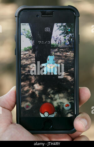 Yokohama, Japan. 9. August 2017. Ein Smartphone Bildschirm zeigt Mobile ''Pokemon Gehen'' Spiel bei Pokemon GEHEN PARK in Yokohama Minatomirai am 9. August 2017, Yokohama, Japan. Hunderte von Pokemon GO app Fans versammelten sich in der speziellen Pokemon gehen Park, 2 km Bereich einschließlich spezielle PokeStops und PokemonGyms, Zeichen zu sammeln. Minatomirai hält eine jährliche Pokemon Veranstaltung einschließlich einer Parade von 1500 Pikachu durch die Gegend und dieses Jahr Pokemon gehen Sehenswürdigkeiten hinzugefügt hat. Pokemon gehen Park ist geöffnet vom 9. August bis 15. Credit: Rodrigo Reyes Marin/LBA/Alamy leben Nachrichten Stockfoto