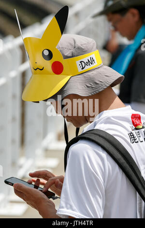 Yokohama, Japan. 9. August 2017. Ein Mann spielt ''Pokemon Gehen'' auf seinem Smartphone an einem der heißesten Tage des Sommers bei Pokemon GEHEN PARK in Yokohama Minatomirai am 9. August 2017, Yokohama, Japan. Hunderte von Pokemon GO app Fans versammelten sich in der speziellen Pokemon gehen Park, 2 km Bereich einschließlich spezielle PokeStops und PokemonGyms, Zeichen zu sammeln. Minatomirai hält eine jährliche Pokemon Veranstaltung einschließlich einer Parade von 1500 Pikachu durch die Gegend und dieses Jahr Pokemon gehen Sehenswürdigkeiten hinzugefügt hat. Pokemon gehen Park ist geöffnet vom 9. August bis 15. Credit: Rodrigo Reyes Marin/LBA/Alamy leben Nachrichten Stockfoto
