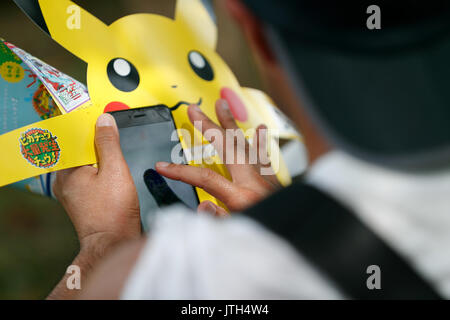 Yokohama, Japan. 9. August 2017. Ein Mann spielt ''Pokemon Gehen'' auf seinem Smartphone an einem der heißesten Tage des Sommers bei Pokemon GEHEN PARK in Yokohama Minatomirai am 9. August 2017, Yokohama, Japan. Hunderte von Pokemon GO app Fans versammelten sich in der speziellen Pokemon gehen Park, 2 km Bereich einschließlich spezielle PokeStops und PokemonGyms, Zeichen zu sammeln. Minatomirai hält eine jährliche Pokemon Veranstaltung einschließlich einer Parade von 1500 Pikachu durch die Gegend und dieses Jahr Pokemon gehen Sehenswürdigkeiten hinzugefügt hat. Pokemon gehen Park ist geöffnet vom 9. August bis 15. Credit: Rodrigo Reyes Marin/LBA/Alamy leben Nachrichten Stockfoto