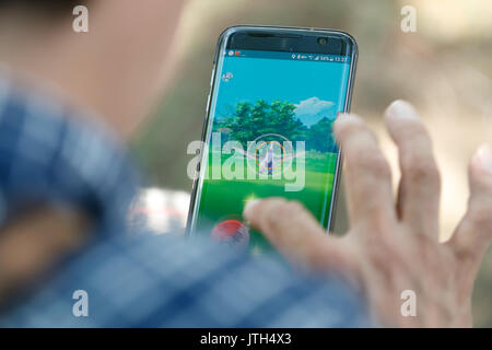 Yokohama, Japan. 9. August 2017. Ein Mann spielt ''Pokemon Gehen'' auf seinem Smartphone an einem der heißesten Tage des Sommers bei Pokemon GEHEN PARK in Yokohama Minatomirai am 9. August 2017, Yokohama, Japan. Hunderte von Pokemon GO app Fans versammelten sich in der speziellen Pokemon gehen Park, 2 km Bereich einschließlich spezielle PokeStops und PokemonGyms, Zeichen zu sammeln. Minatomirai hält eine jährliche Pokemon Veranstaltung einschließlich einer Parade von 1500 Pikachu durch die Gegend und dieses Jahr Pokemon gehen Sehenswürdigkeiten hinzugefügt hat. Pokemon gehen Park ist geöffnet vom 9. August bis 15. Credit: Rodrigo Reyes Marin/LBA/Alamy leben Nachrichten Stockfoto