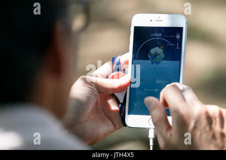 Yokohama, Japan. 9. August 2017. Ein Mann spielt ''Pokemon Gehen'' auf seinem Smartphone an einem der heißesten Tage des Sommers bei Pokemon GEHEN PARK in Yokohama Minatomirai am 9. August 2017, Yokohama, Japan. Hunderte von Pokemon GO app Fans versammelten sich in der speziellen Pokemon gehen Park, 2 km Bereich einschließlich spezielle PokeStops und PokemonGyms, Zeichen zu sammeln. Minatomirai hält eine jährliche Pokemon Veranstaltung einschließlich einer Parade von 1500 Pikachu durch die Gegend und dieses Jahr Pokemon gehen Sehenswürdigkeiten hinzugefügt hat. Pokemon gehen Park ist geöffnet vom 9. August bis 15. Credit: Rodrigo Reyes Marin/LBA/Alamy leben Nachrichten Stockfoto