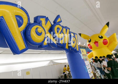 Yokohama, Japan. 9. August 2017. Ein Repräsentant von Pokemon ist an Minatomirai Station am 9. August 2017, Yokohama, Japan gesehen. Hunderte von Pokemon GO app Fans versammelten sich in der speziellen Pokemon gehen Park, 2 km Bereich einschließlich spezielle PokeStops und PokemonGyms, Zeichen zu sammeln. Minatomirai hält eine jährliche Pokemon Veranstaltung einschließlich einer Parade von 1500 Pikachu durch die Gegend und dieses Jahr Pokemon gehen Sehenswürdigkeiten hinzugefügt hat. Pokemon gehen Park ist geöffnet vom 9. August bis 15. Credit: Rodrigo Reyes Marin/LBA/Alamy leben Nachrichten Stockfoto
