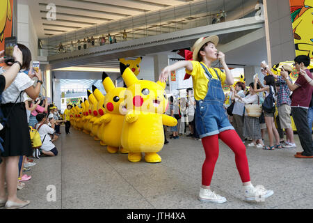 Yokohama, Japan. 9. August 2017. Pikachu zeichen März auf einer Shopping Mall in Yokohama Minatomirai am 9. August 2017, Yokohama, Japan. Hunderte von Pokemon GO app Fans versammelten sich in der speziellen Pokemon gehen Park, 2 km Bereich einschließlich spezielle PokeStops und PokemonGyms, Zeichen zu sammeln. Minatomirai hält eine jährliche Pokemon Veranstaltung einschließlich einer Parade von 1500 Pikachu durch die Gegend und dieses Jahr Pokemon gehen Sehenswürdigkeiten hinzugefügt hat. Pokemon gehen Park ist geöffnet vom 9. August bis 15. Credit: Rodrigo Reyes Marin/LBA/Alamy leben Nachrichten Stockfoto