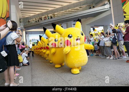 Yokohama, Japan. 9. August 2017. Pikachu zeichen März auf einer Shopping Mall in Yokohama Minatomirai am 9. August 2017, Yokohama, Japan. Hunderte von Pokemon GO app Fans versammelten sich in der speziellen Pokemon gehen Park, 2 km Bereich einschließlich spezielle PokeStops und PokemonGyms, Zeichen zu sammeln. Minatomirai hält eine jährliche Pokemon Veranstaltung einschließlich einer Parade von 1500 Pikachu durch die Gegend und dieses Jahr Pokemon gehen Sehenswürdigkeiten hinzugefügt hat. Pokemon gehen Park ist geöffnet vom 9. August bis 15. Credit: Rodrigo Reyes Marin/LBA/Alamy leben Nachrichten Stockfoto