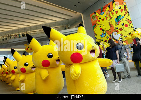 Yokohama, Japan. 9. August 2017. Pikachu zeichen März auf einer Shopping Mall in Yokohama Minatomirai am 9. August 2017, Yokohama, Japan. Hunderte von Pokemon GO app Fans versammelten sich in der speziellen Pokemon gehen Park, 2 km Bereich einschließlich spezielle PokeStops und PokemonGyms, Zeichen zu sammeln. Minatomirai hält eine jährliche Pokemon Veranstaltung einschließlich einer Parade von 1500 Pikachu durch die Gegend und dieses Jahr Pokemon gehen Sehenswürdigkeiten hinzugefügt hat. Pokemon gehen Park ist geöffnet vom 9. August bis 15. Credit: Rodrigo Reyes Marin/LBA/Alamy leben Nachrichten Stockfoto