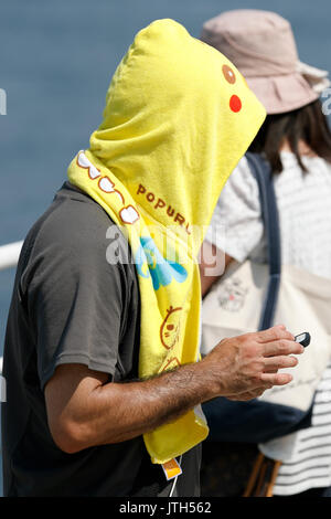 Ein Mann spielt ''Pokemon Gehen'' auf seinem Smartphone an einem der heißesten Tage des Sommers bei Pokemon GEHEN PARK in Yokohama Minatomirai am 9. August 2017, Yokohama, Japan. Hunderte von Pokemon GO app Fans versammelten sich in der speziellen Pokemon gehen Park, 2 km Bereich einschließlich spezielle PokeStops und PokemonGyms, Zeichen zu sammeln. Minatomirai hält eine jährliche Pokemon Veranstaltung einschließlich einer Parade von 1500 Pikachu durch die Gegend und dieses Jahr Pokemon gehen Sehenswürdigkeiten hinzugefügt hat. Pokemon gehen Park ist geöffnet vom 9. August bis 15. Credit: Rodrigo Reyes Marin/LBA/Alamy leben Nachrichten Stockfoto