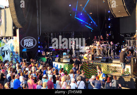 Budapest, Ungarn. 8 Aug, 2017. Menschenmassen watch Darsteller auf den Flügeln der Freiheit Konzert auf dem Sziget Festival in Budapest, Ungarn, 8. August 2017. Das Sziget Festival, ursprünglich bekannt als Eurowoodstock, wurde zum ersten Mal vor 25 Jahren statt. Foto: Ursula Düren/dpa/Alamy leben Nachrichten Stockfoto