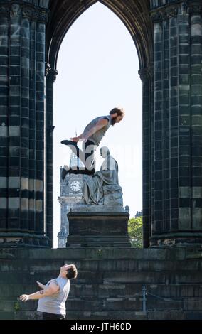 Edinburgh, Großbritannien. 09 Aug, 2017. Manu Tiger von Tiger Zirkus ist in der Luft über Edinburgh durch Massimilliano Rossetti von Lost in Translation Zirkus für ihre Co angetrieben - Produktion, befestigt, beim Edinburgh Fringe Festival; Credit: Rich Dyson/Alamy leben Nachrichten Stockfoto