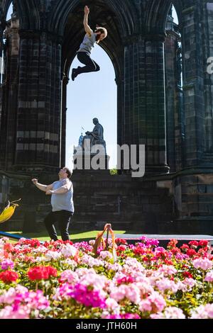 Edinburgh, Großbritannien. 09 Aug, 2017. Manu Tiger von Tiger Zirkus ist in der Luft über Edinburgh durch Massimilliano Rossetti von Lost in Translation Zirkus für ihre Co angetrieben - Produktion, befestigt, beim Edinburgh Fringe Festival; Credit: Rich Dyson/Alamy leben Nachrichten Stockfoto