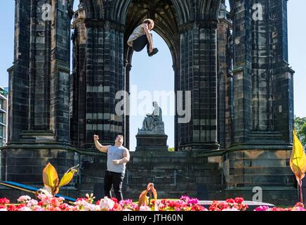 Edinburgh, Großbritannien. 09 Aug, 2017. Manu Tiger von Tiger Zirkus ist in der Luft über Edinburgh durch Massimilliano Rossetti von Lost in Translation Zirkus für ihre Co angetrieben - Produktion, befestigt, beim Edinburgh Fringe Festival; Credit: Rich Dyson/Alamy leben Nachrichten Stockfoto