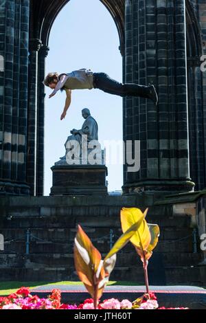 Edinburgh, Großbritannien. 09 Aug, 2017. Manu Tiger von Tiger Zirkus ist in der Luft über Edinburgh durch Massimilliano Rossetti von Lost in Translation Zirkus für ihre Co angetrieben - Produktion, befestigt, beim Edinburgh Fringe Festival; Credit: Rich Dyson/Alamy leben Nachrichten Stockfoto